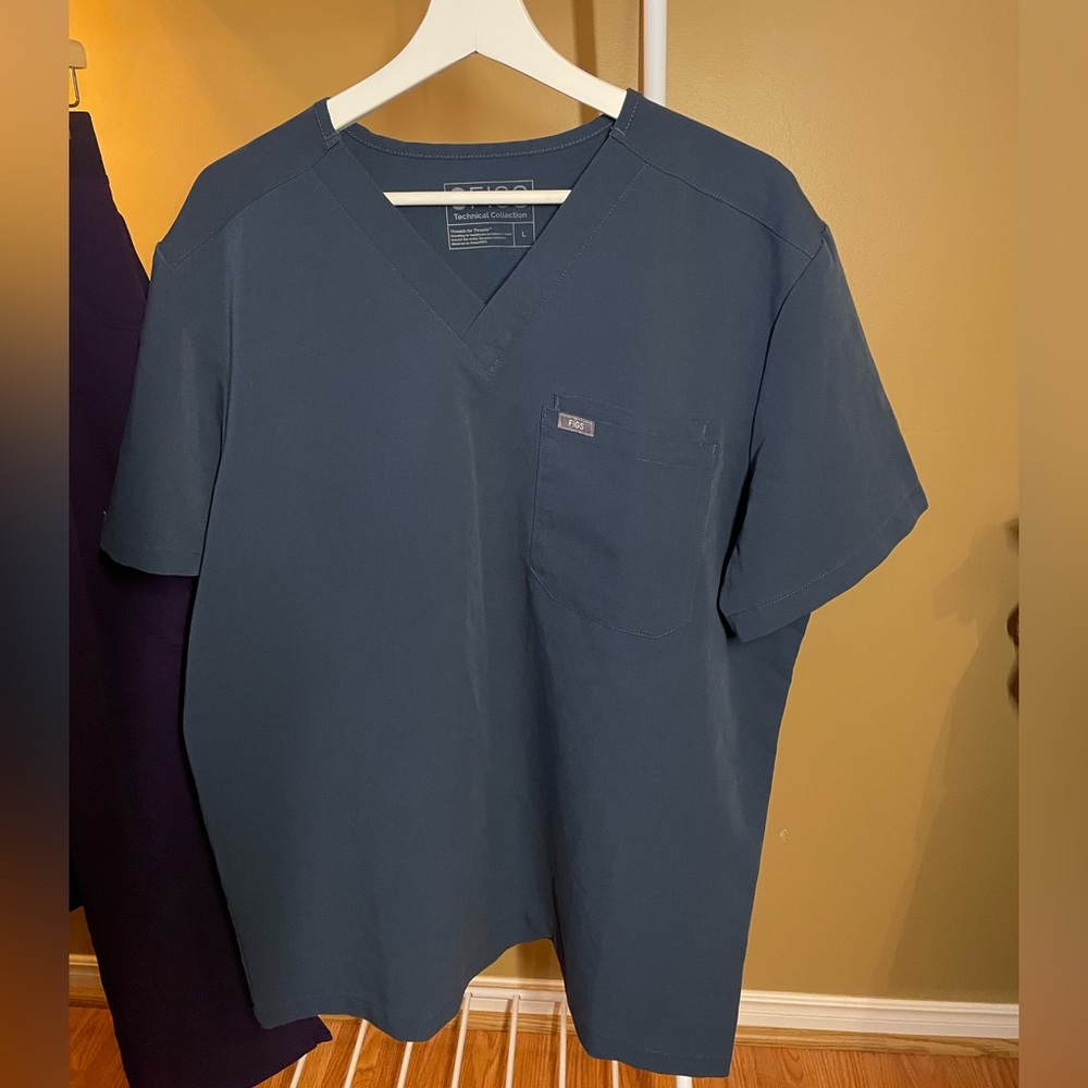 Figs Men’s Leon 3 pocket Scrub Top